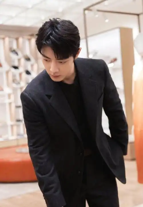肖战##肖战米兰探店黑西装随拍##肖战盛阳