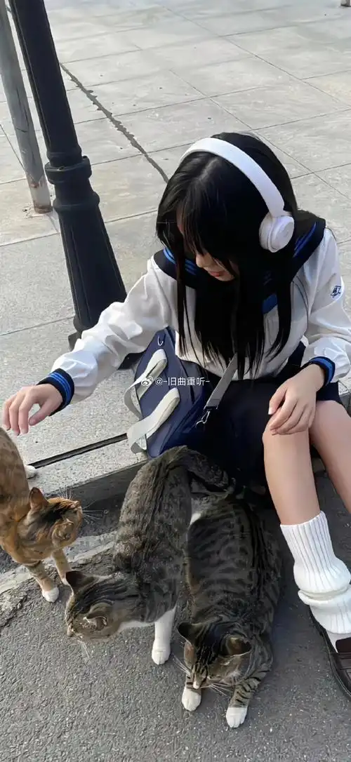 朋友圈背景图##女生头像情侣头像情头可爱头像搞怪头像#旧曲九月五