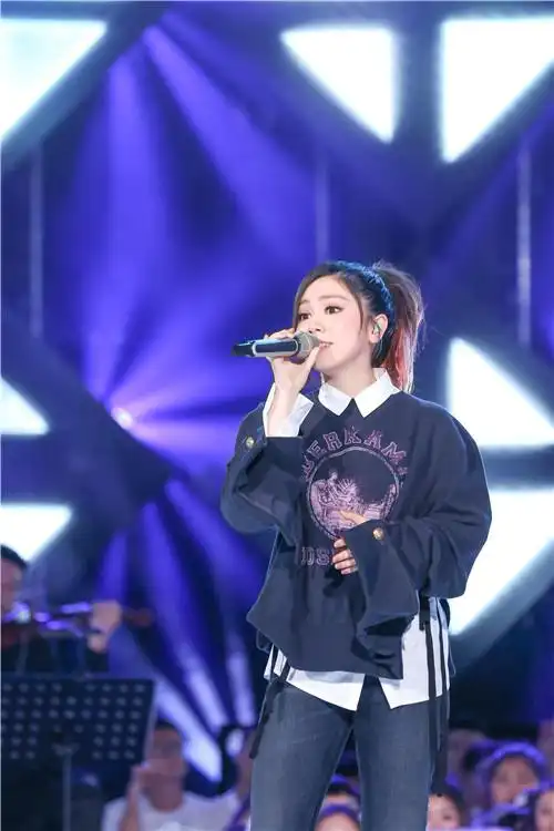 邓紫棋穿休闲装录《和你唱》汪涵忙问皮裤去哪了