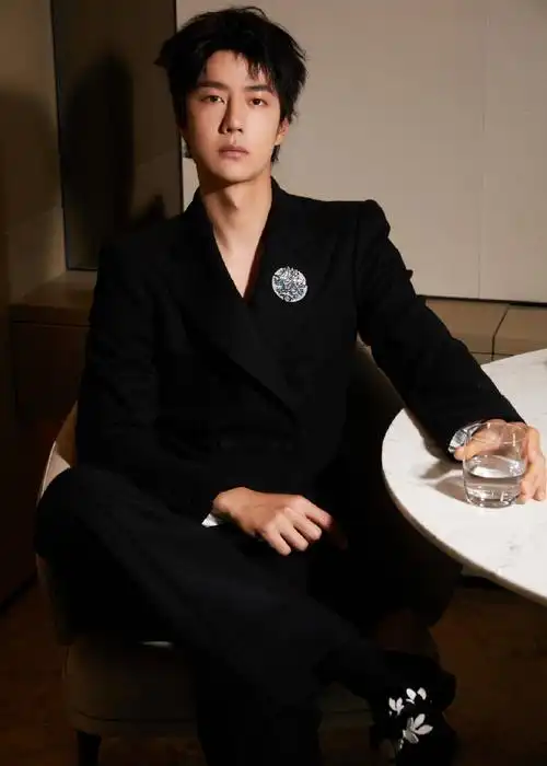 身穿经典西装亮相#微博电影之夜#,西装采用了真空设计,将王一博的高冷