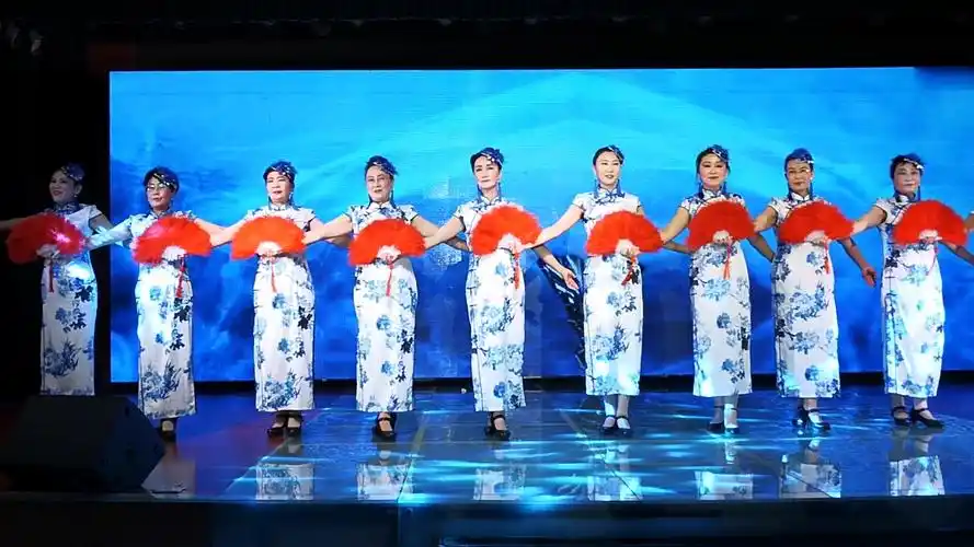 《青花瓷旗袍折扇秀表演》