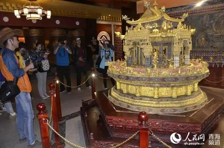也是中国藏传佛教格鲁派(黄教)六大寺院之一,寺内珍藏了许多佛教典籍