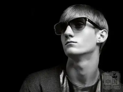 求一欧美帅哥眼神照 正面的,背景要黑色,眼神要冷酷的