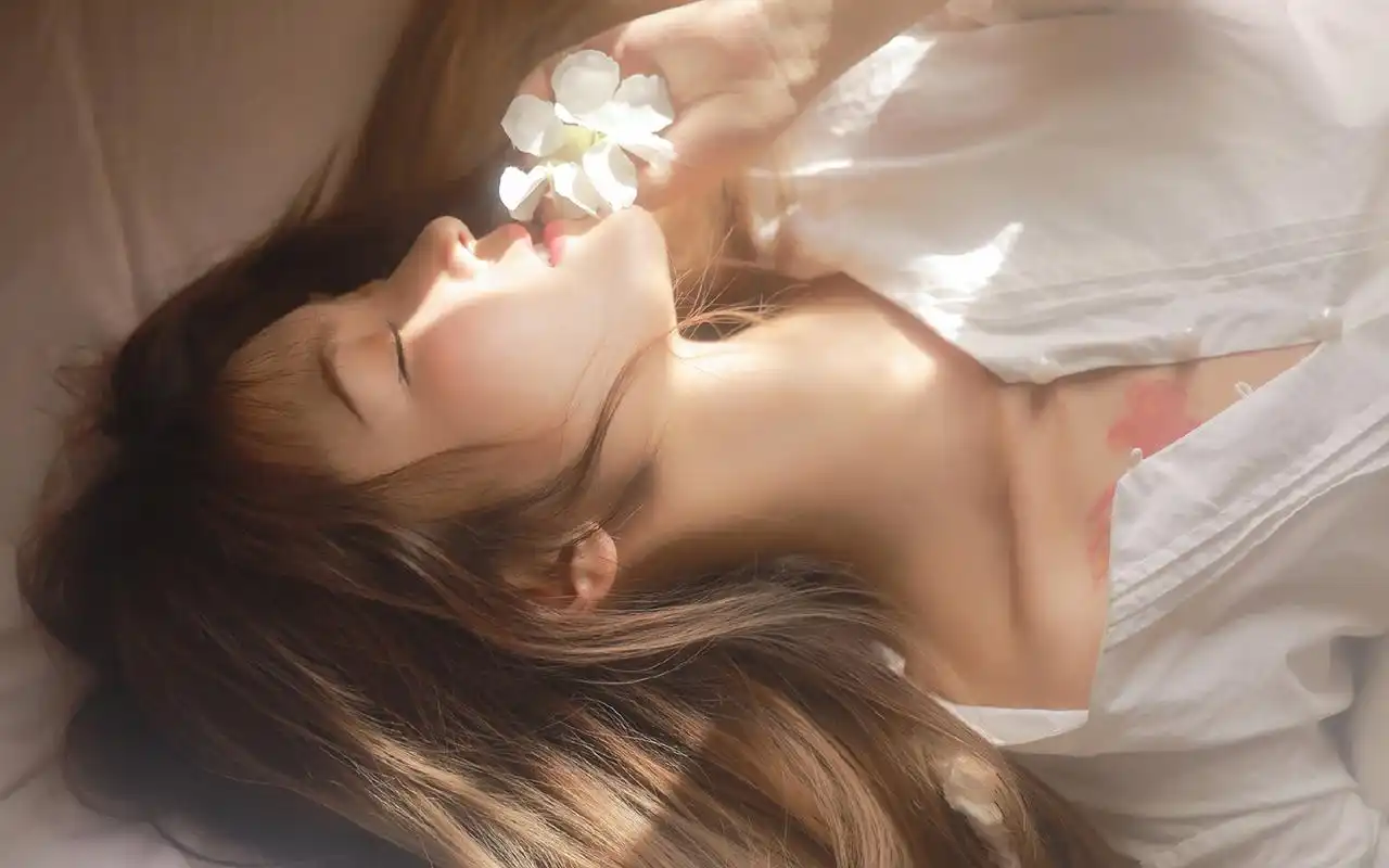 清纯美女朦胧光影高清桌面壁纸