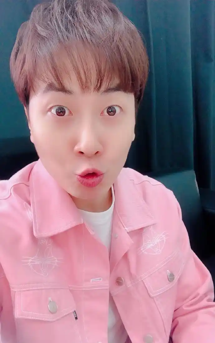 神话shinhwa李先镐andy官方instagram:(自拍是噘嘴)新造词测试(feat.