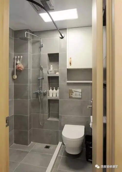 加上镂空灯光的处理,上厕所也是一种享受▲马桶与浴柜并排统一砌墙