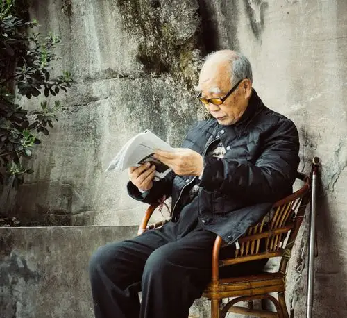 山城步道安静看书的老爷爷
