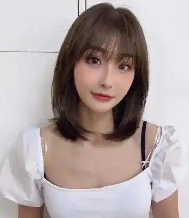 碎发的设计使造型有了层次感,显得十分个性