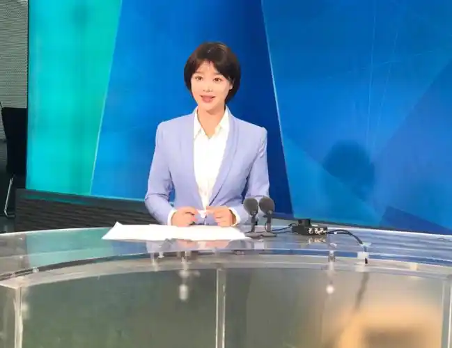 不仅如此,当她升起想要当主持人的梦想时,父母也义无反顾地支持她:"