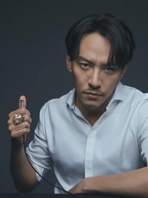 张震曝光"震摄"大片 野性眼神定格成熟魅力