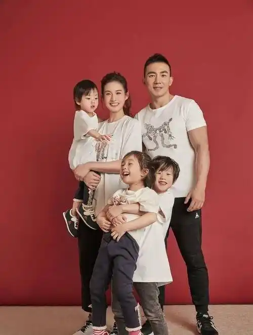 刘畊宏晒婚纱照庆结婚纪念日,俊男靓女同框超温馨,结婚15年儿女双全