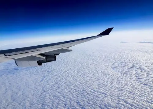 飞机飞行在天空中的云层之上的翼