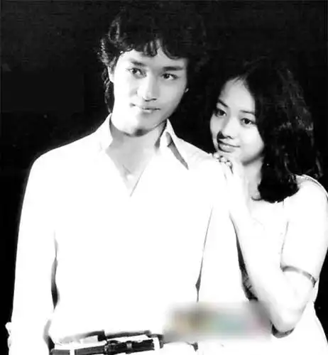 张国荣与初恋女友亲密旧照