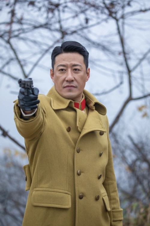 (电视剧《铁道风云》海报)除了两位男女主外,这两位经常看我们频道的