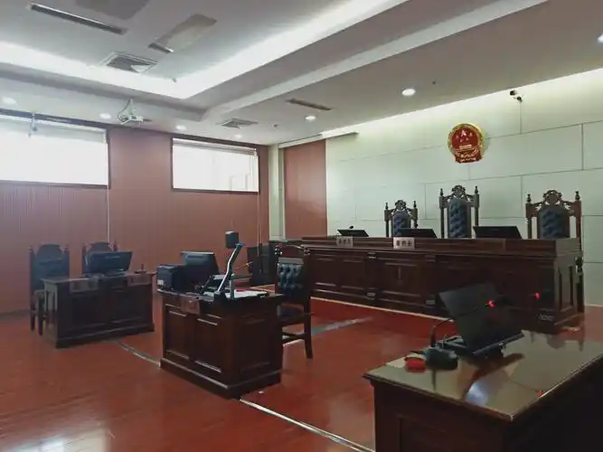 神圣而庄严的法庭.