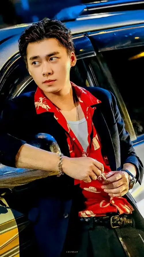 把花衬衫穿到极致的男人 早上好呀@李易峰#峰启新一岁,事事常安乐