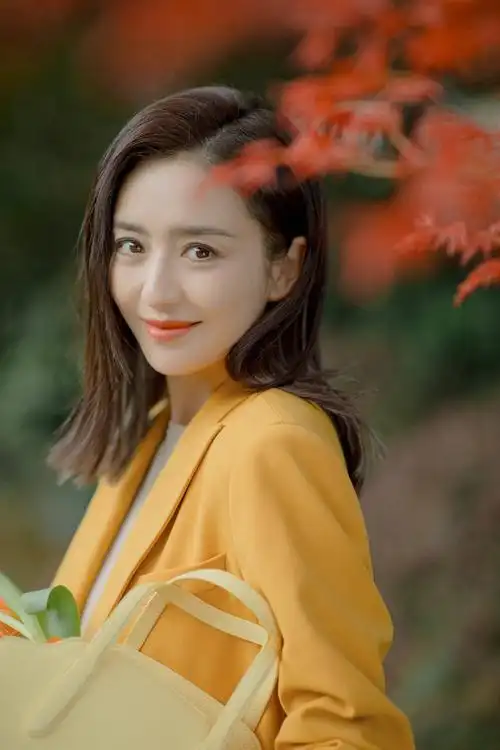 佟丽娅新造型又上热搜穿芒果西装好显白37岁比结婚前还要美