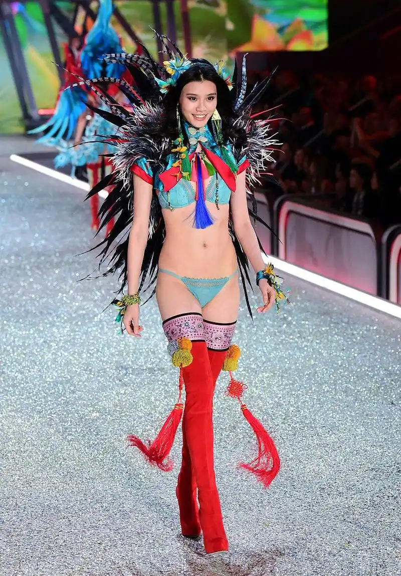 谈起好身材,必须看一看维多利亚的秘密的中国模特:何穗,刘雯,奚梦瑶等