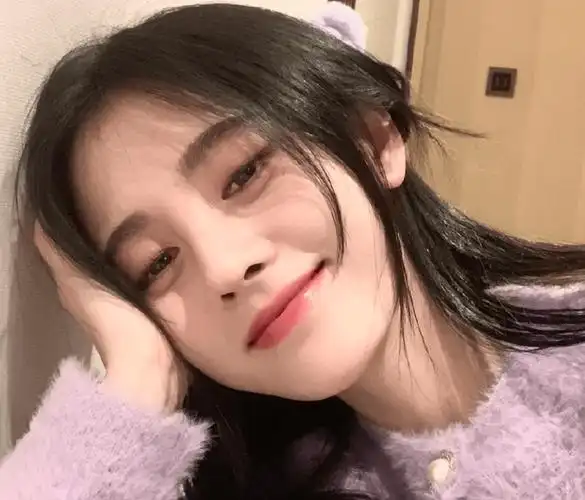 鞠婧祎晒无美颜原相机自拍,皮肤状态绝了,我却被她的鼻子吸引_网友