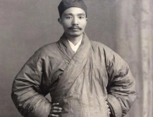 老照片:民国时期的道士,图2为两个在打坐的道士,图4叉腰的道士