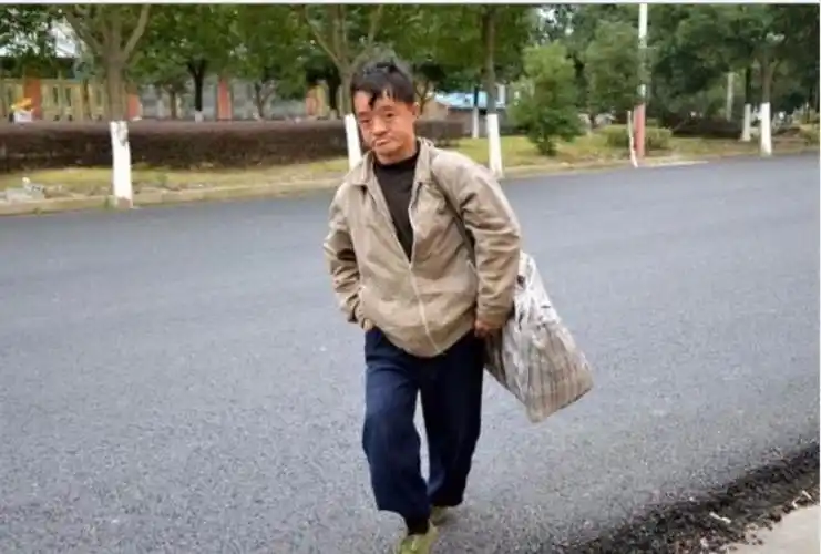 你还在可怜这些乞讨的人吗?看完就后悔了