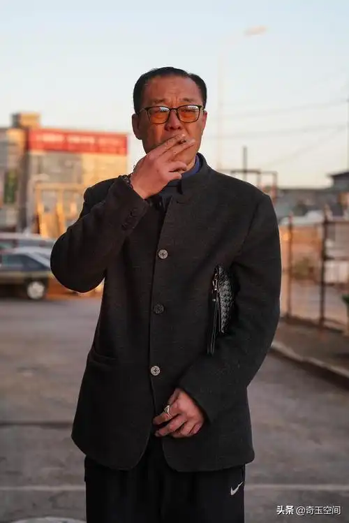 他曾是东北大哥出狱后成为殡葬师如今53岁成家而立