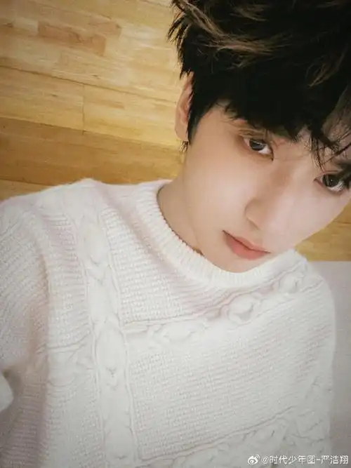严浩翔白色毛衣随拍##严浩翔泪痣随拍
