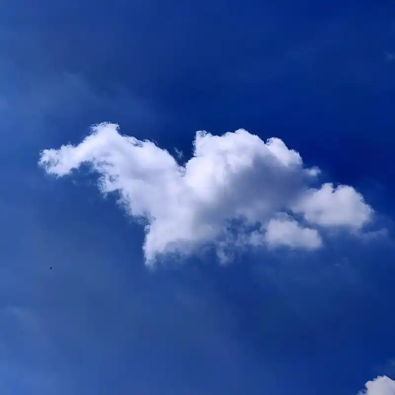 天空是蔚蓝色,窗外有千纸鹤7815#天空 #治愈系风景  - 抖音