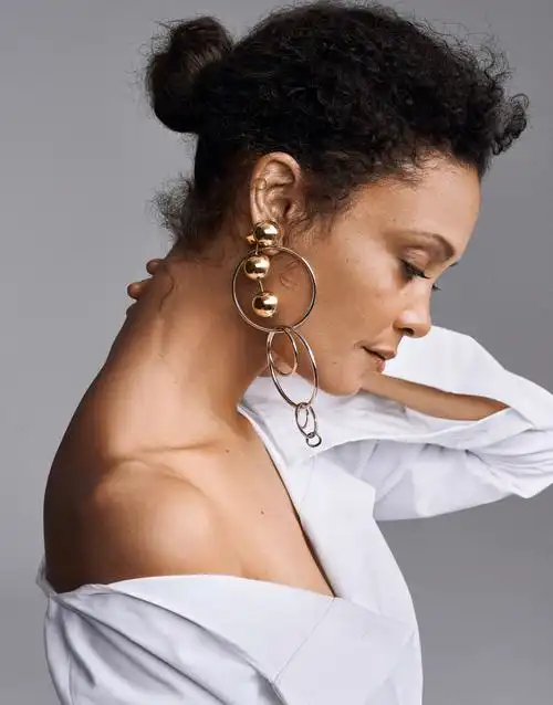 p>桑迪·牛顿(thandie newton),1972年11月6日出生于英国伦敦,英国女