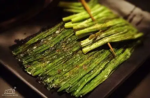 烤韭菜,很嫩,很鲜,很香,韭菜特殊的纤维感和香气被展现得淋漓尽致.