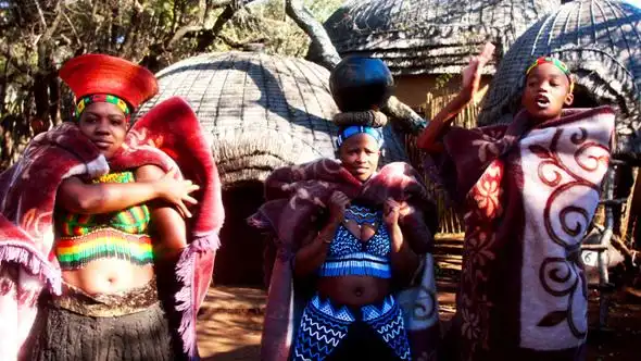 非洲这个原始部落当地未婚女孩禁止穿上衣以此证明贞洁
