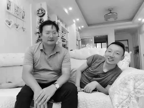 郭威一家起诉淮河医院许敏回应割肝救子姚策去医院熊磊在睡觉