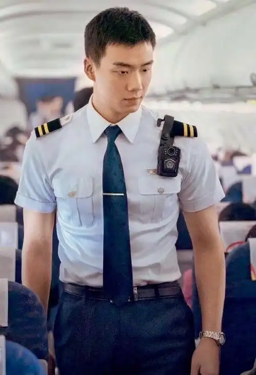 穿制服的空少,不仅服务周到还那么帅气迷人!