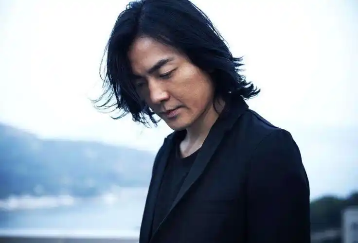 有种"整容"叫郑伊健剃寸头, 和长发样子判若两人, 颜值撑起一切