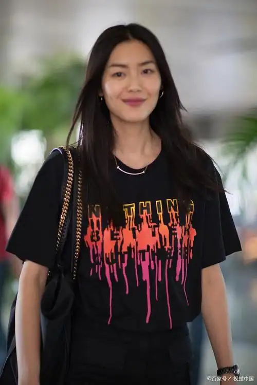 刘雯35岁的她,要和初恋结婚了,干净而清醒的女孩不喜欢?