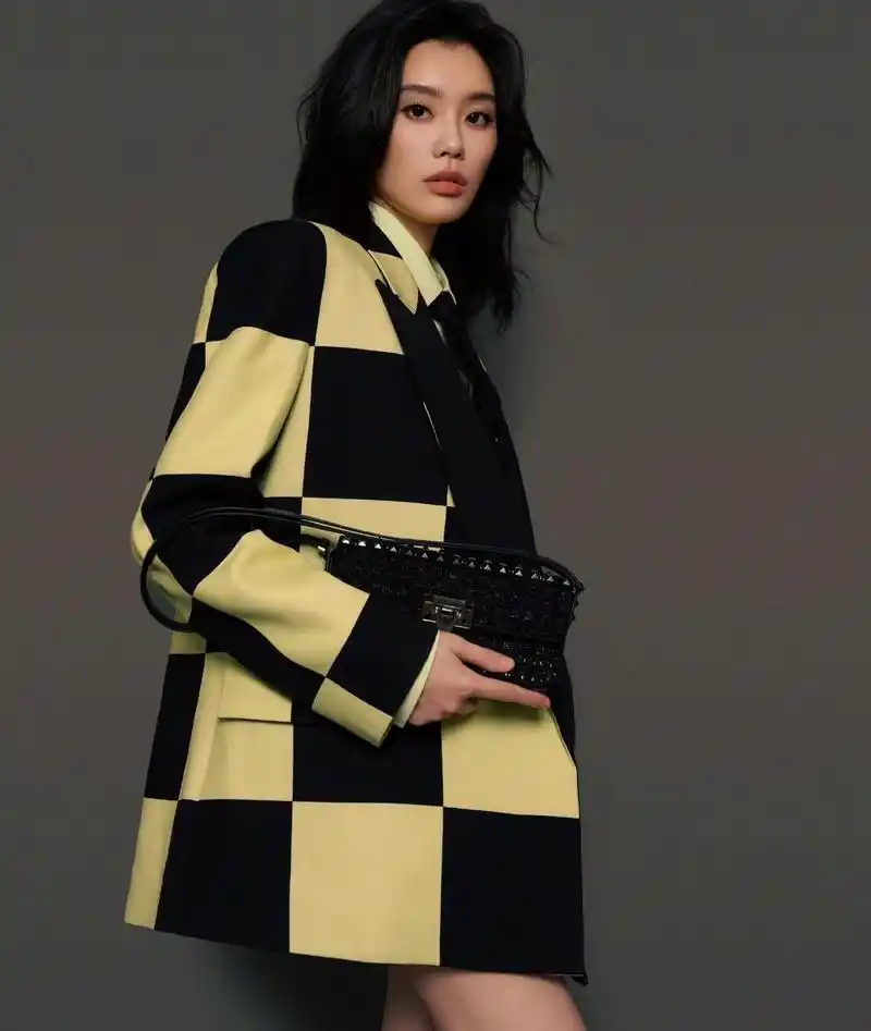 超模奚梦瑶回归啦!穿西装露大腿出席活动美翻,比腿关晓彤都输了