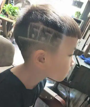 发型设计 儿童发型 >> 小男孩6岁梳平头发型图片 6岁男童最新发型