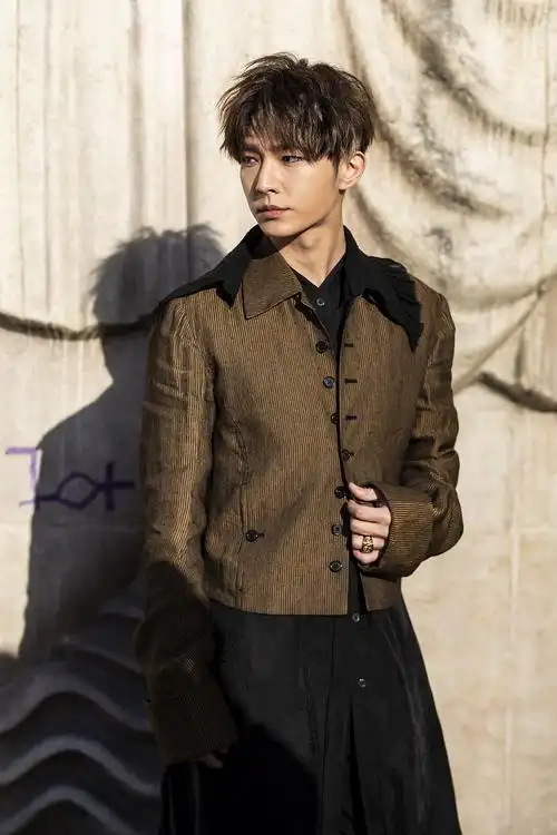 炎亚纶蕾丝衬衫抢镜,完美消化时尚装扮,秀侧颜电力十足