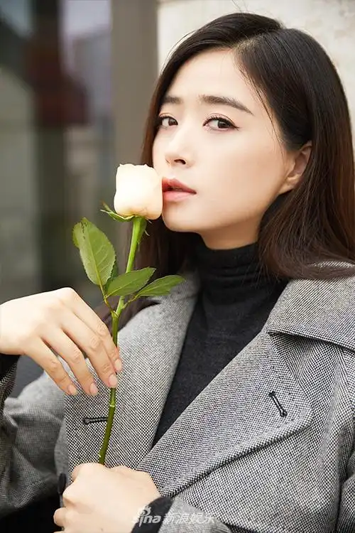 时而手持玫瑰优雅动人,演绎秋季自信优雅女人范儿