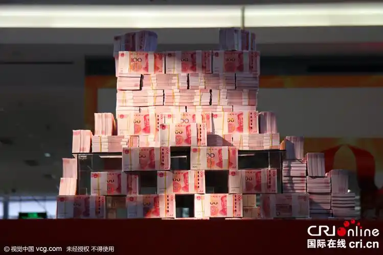 洛阳一楼盘为招销售悬赏 摆千万现金堆"钱山"引围观(组图)