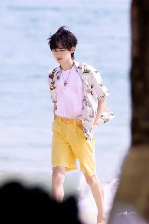 宋亚轩花衬衫短裤造型##宋亚轩补妆路透##宋亚轩 十九无垠轩邈近云霄