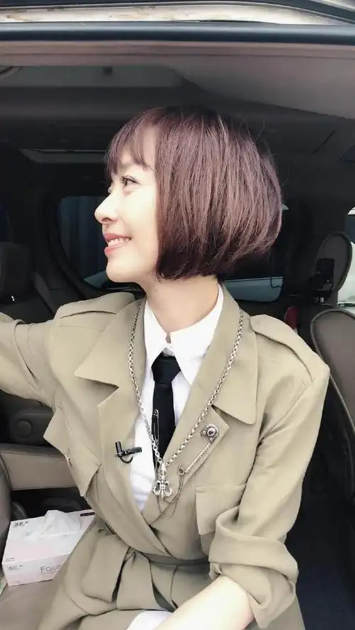 48岁陈鲁豫近照曝光,罕见增肥10斤后更有气质,网友:真漂亮