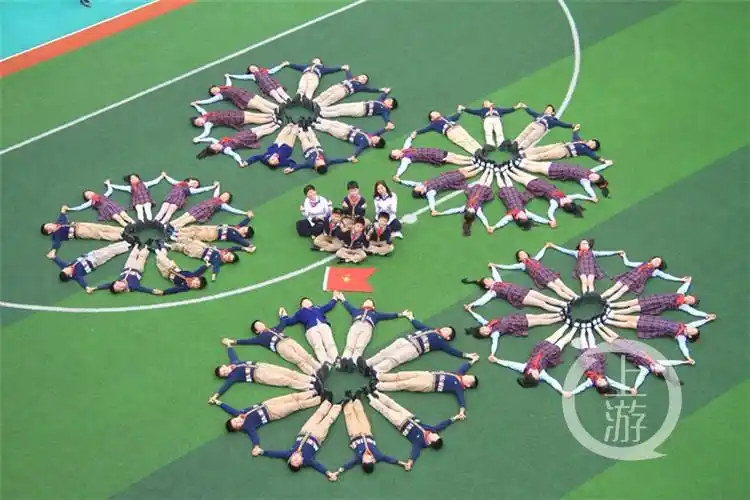 在准备拍摄创意集体照前,学生们都很激动,他们还发动家长一起设计造型