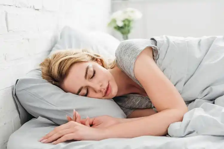 里漂亮的女孩睡在卧室里家居美女胃疼躺在沙发的女人的肖像女生痛经肚