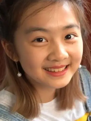 黄多多发了条视频,才13岁眼袋 泪沟 黑眼圈就要碾压关晓彤了