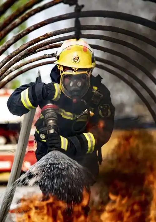 夏训40度高温下的潍坊消防逆行者帅炸