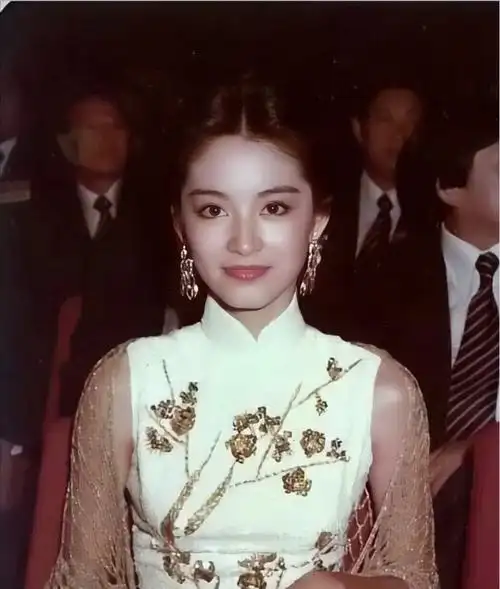 66岁林青霞,凌晨2点晒年轻时美照,近期频发动态有原因