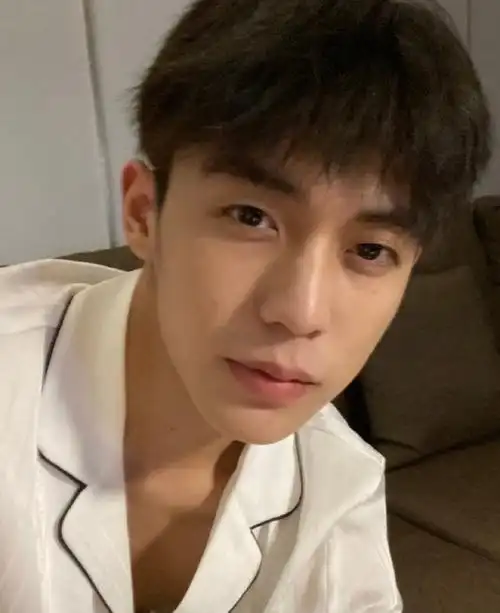 网红收入揭底19岁帅哥存千万白冰视频单价70万有人年入5万