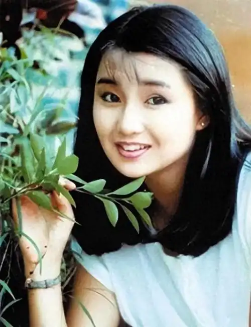 张曼玉:仅凭眼神就迷倒万千男人,如今处境让人唏嘘,59岁仍单身|成龙