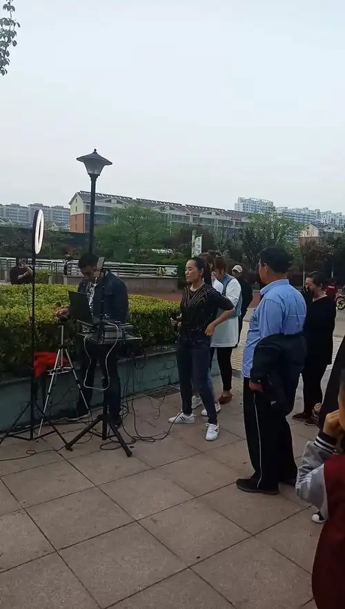 偶遇户外直播唱歌.